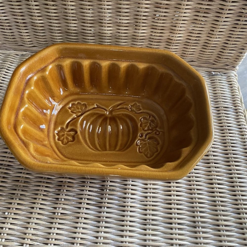 CRATE & BARREL STONEWARE CRANBERRY MOLD THANKSGIVING PUMPKIN FALL HALLOWEEN